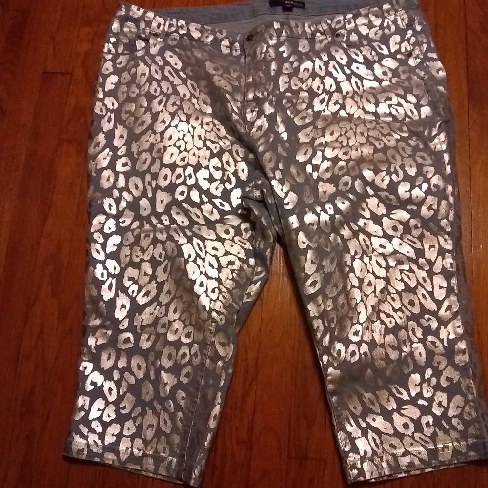 Women's 28W Plus Size Denim24/7 Capri Jeans. BRAND NEW